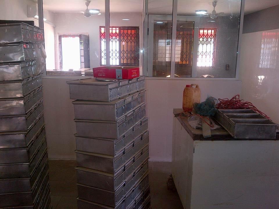 Bakery production space with stacked baking trays
